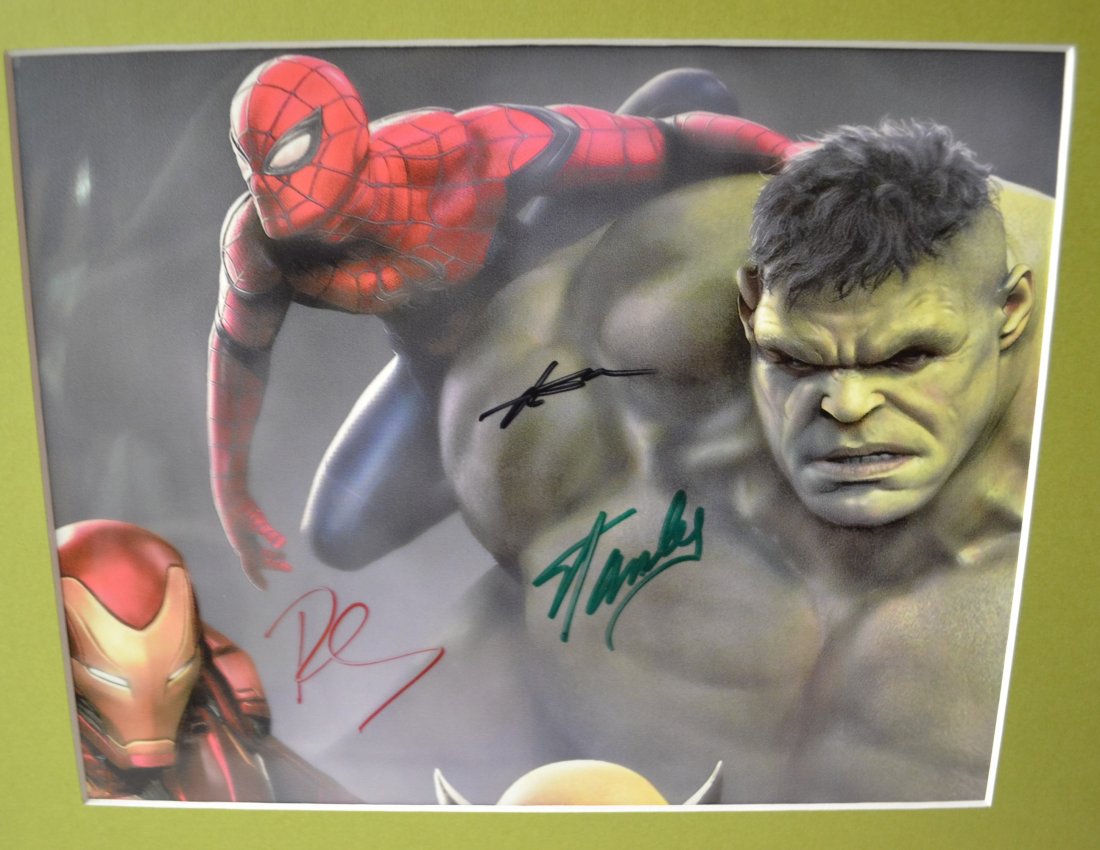 Marvel Autograph Hulk, Spiderman , Iron Man Autograph: Very Rare Autograph , this is a beautiful very tough autograph photo is sign by Stan Lee , Tom Holland and Robet downey JR . this transparency film photo is so cool Absolute beautiful sign photo you c