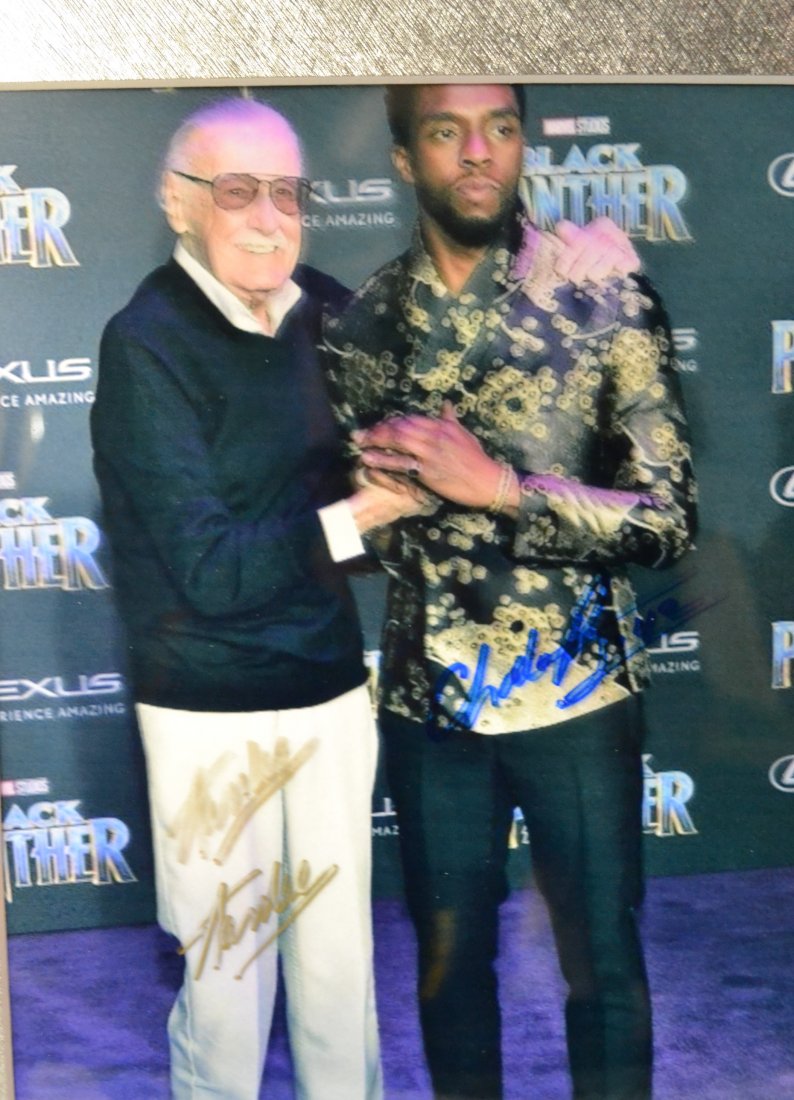 Stan Lee Chadwick Boseman Sign Photo , Stan Lee Auto: Very Rare Autograph , this is a beautiful very tough autograph photo is sign by stan lee and chadwick boseman, this photo was sign twice by stan lee , the gold pen ran out so stan lee sign it again. A