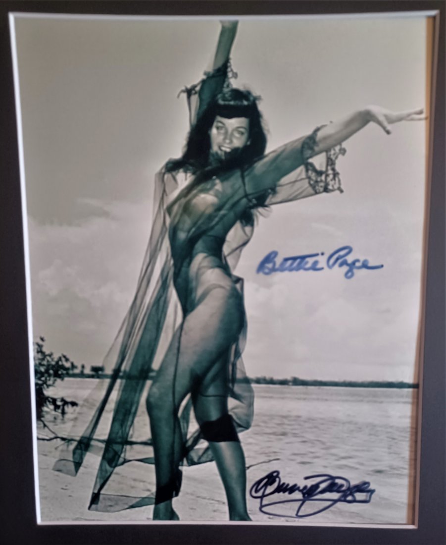Bettie Page Autograph Photo, Bettie Page Signed Photo: Very Rare Autograph , film transparency photos are sign by , bettie page and bunny yeager Absolute beautiful sign photo you can not get this any longer and a must have all items are for charity in Det