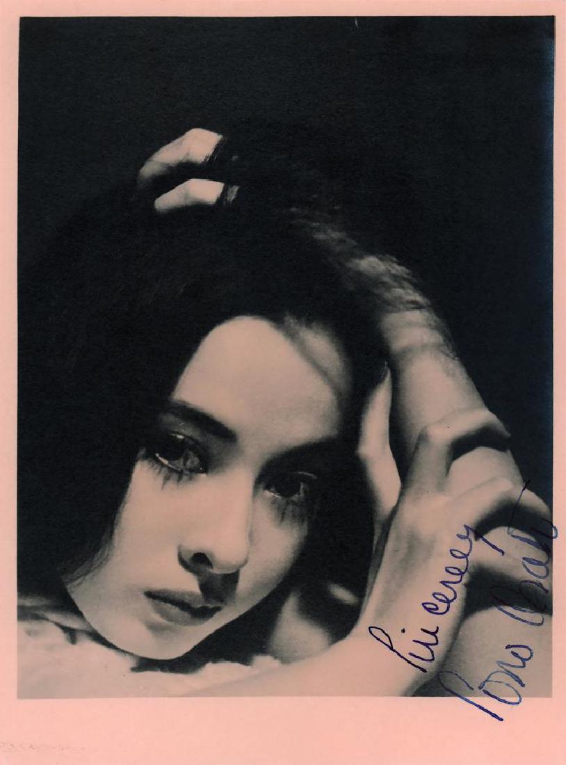 BALLETS RUSSES, BASIL, SONO OSATO: Autograph of Soon Osato. Autographed photo. NAtional Photo Co. Photographic paper. 20,3 x 15,1 cm. In excellent condition.