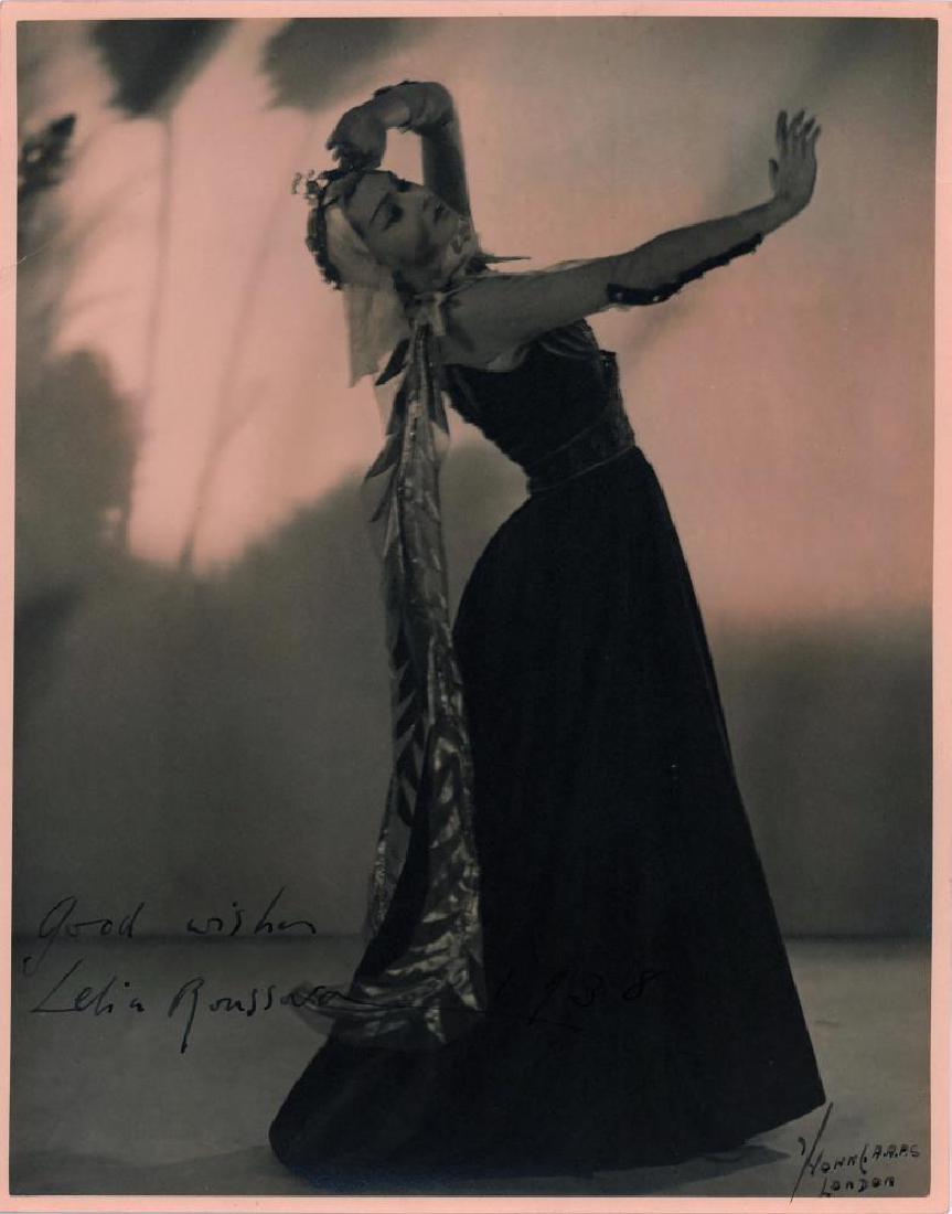 BALLETS RUSSES, ROUSSOVA: Autograph of Leila Ruossova. Autographed photo of Leila Roussova. Mme Yvonne Atelier, A.R.P.S. London. 1938. Photographic paper. 25 x 19,7 cm. In excellent condition