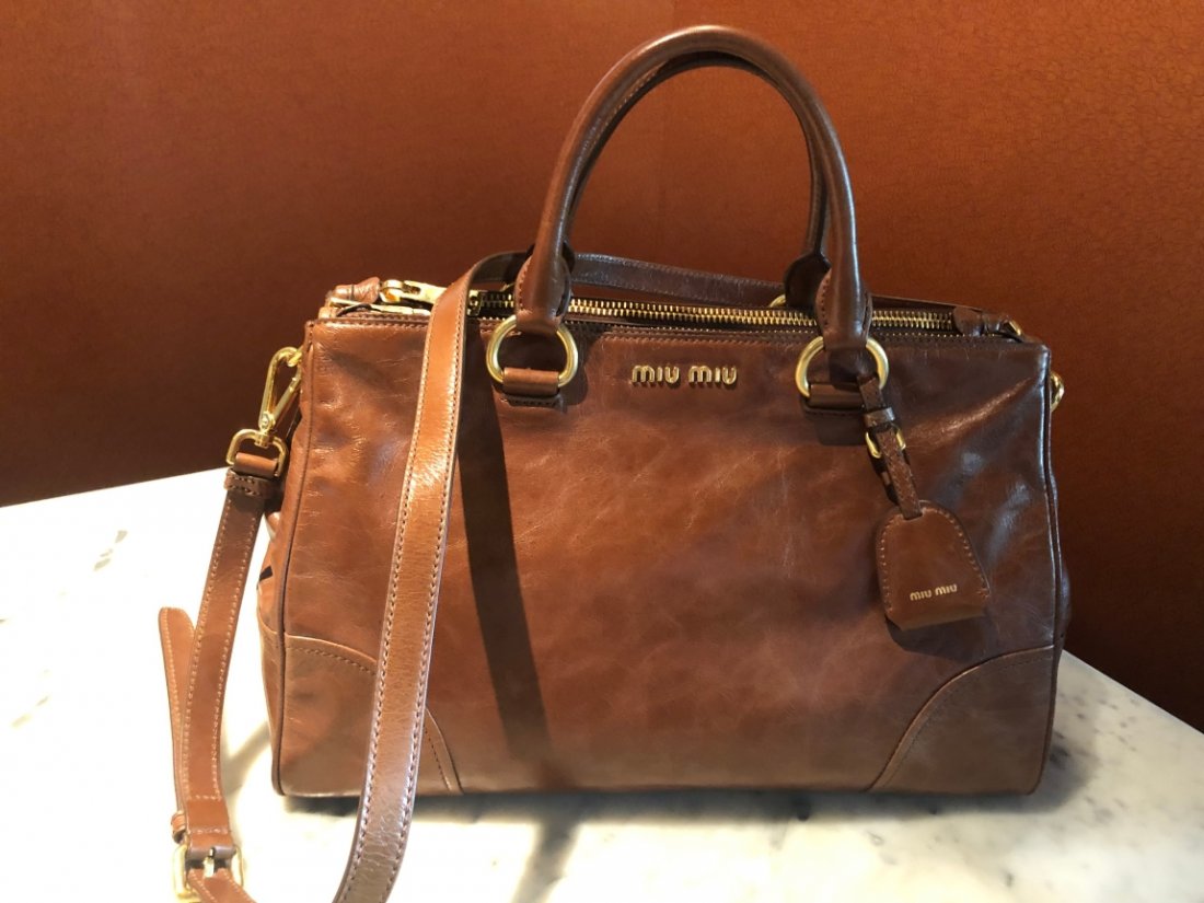 Miu Miu RN1091 Rosewood Vitello Shine Zipp-Palissandro: Miu Miu RN1091 Vitello Shine Zippered Palissandro bag Size: L:34cm (top) 36.5cm (bottom) W:16cm H:24cm D:12cm LD:49-59cm NEW!! Bag comes with dust bag and authenticity card Crafted in luxurious shiny 