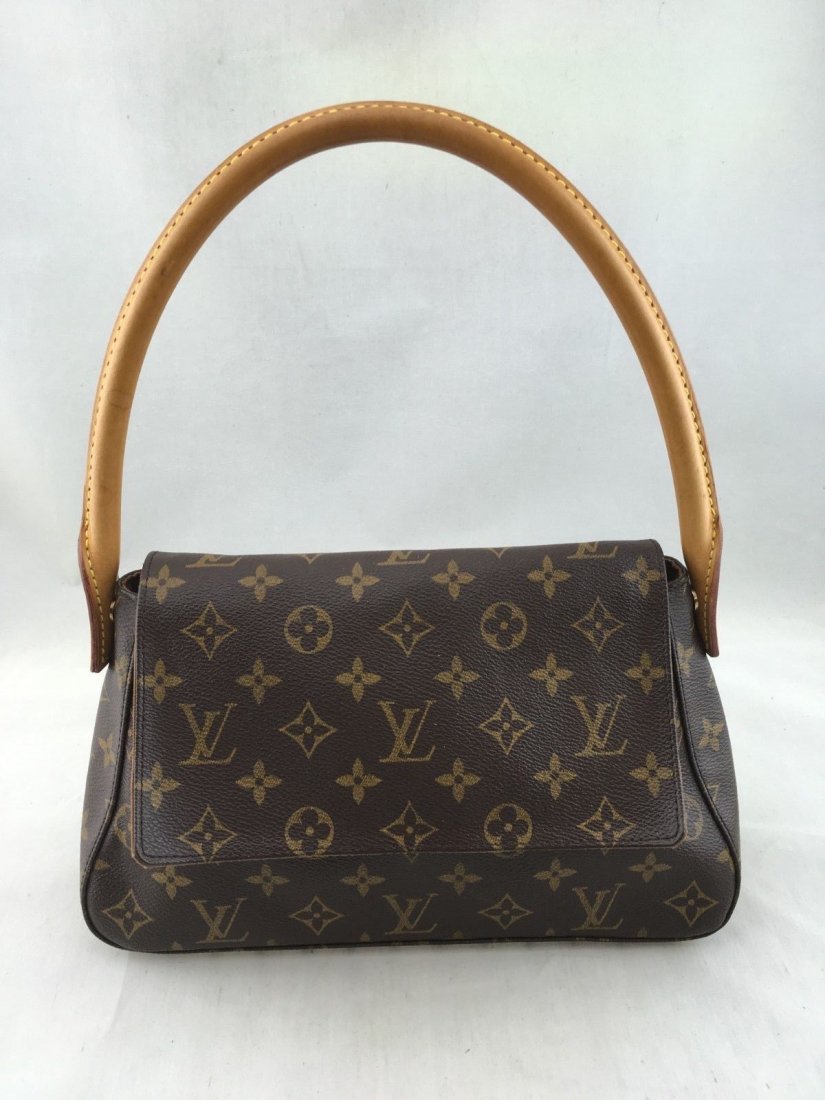 Louis Vuitton Looping Bag: Brand:Louis VuittonStyle: Looping Shoulder Bag/Monogram/snap closeMade in United StatesMeasurements: Width:11Depth:3.5 Height:7Strap Drop:7Condition: Gently Loved/ExcellentBid with Confidence. 100% au