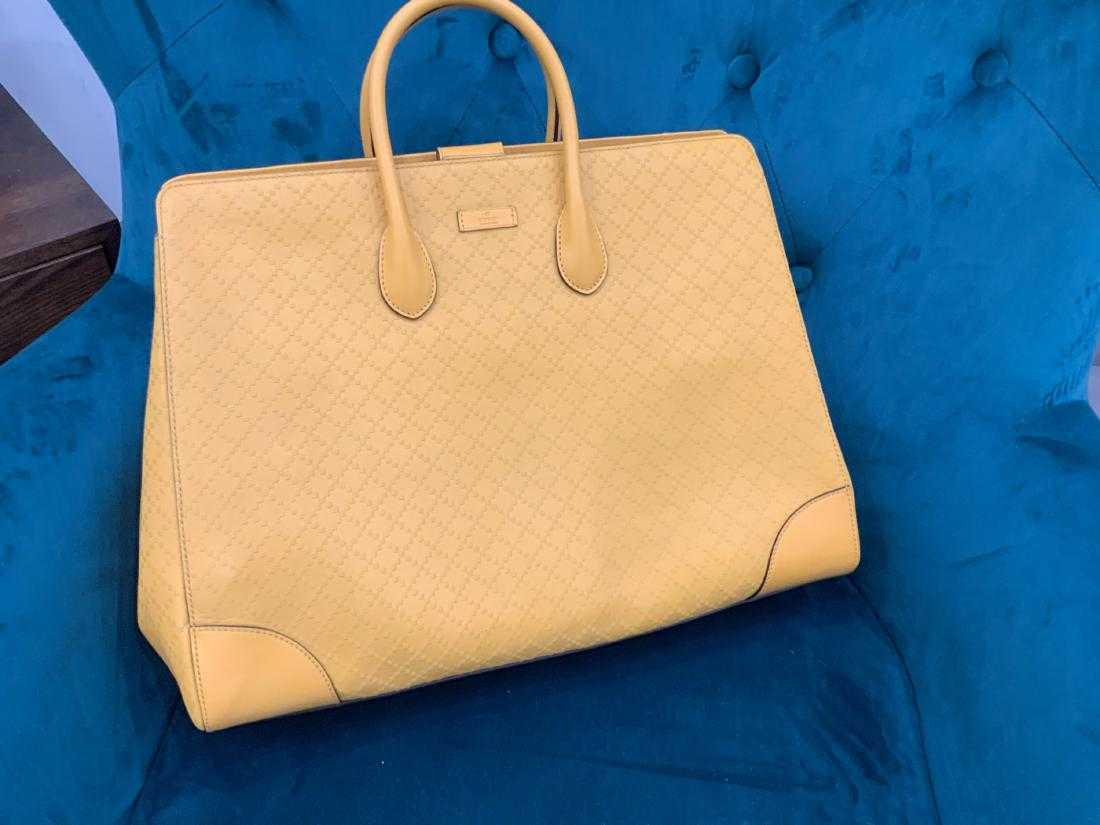 Gucci tote: Brand: Gucci Model: Large Tote DescriptionL mustard yellow handbag with rolled handles, booklet and, Made in Italy Condition: NWOT Date/Serial code Available on Request 100% authenticity guaranteed