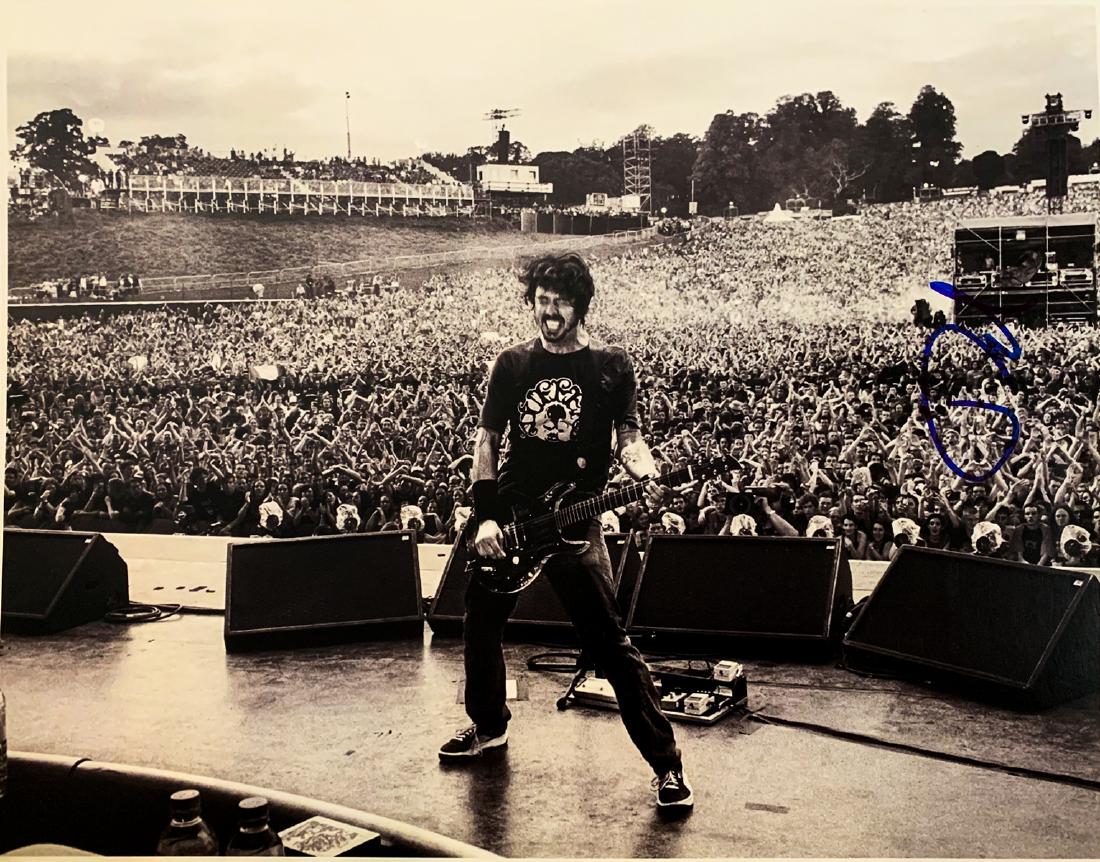 "NIRVANA" Dave Grohl Signed 11x14 Photo (BW On Stage) (1 of 2)