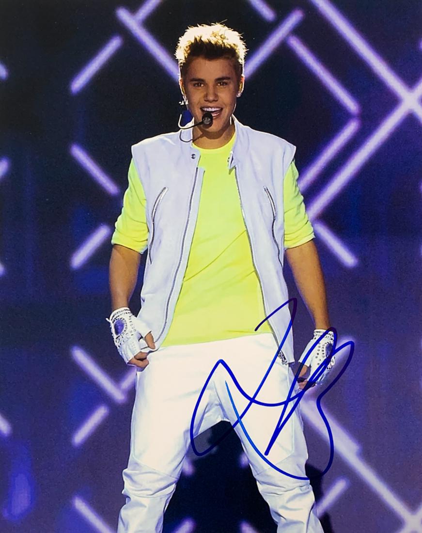JUSTIN BIEBER On-Stage In-Person Signed 8x10 Photo (1 of 3)
