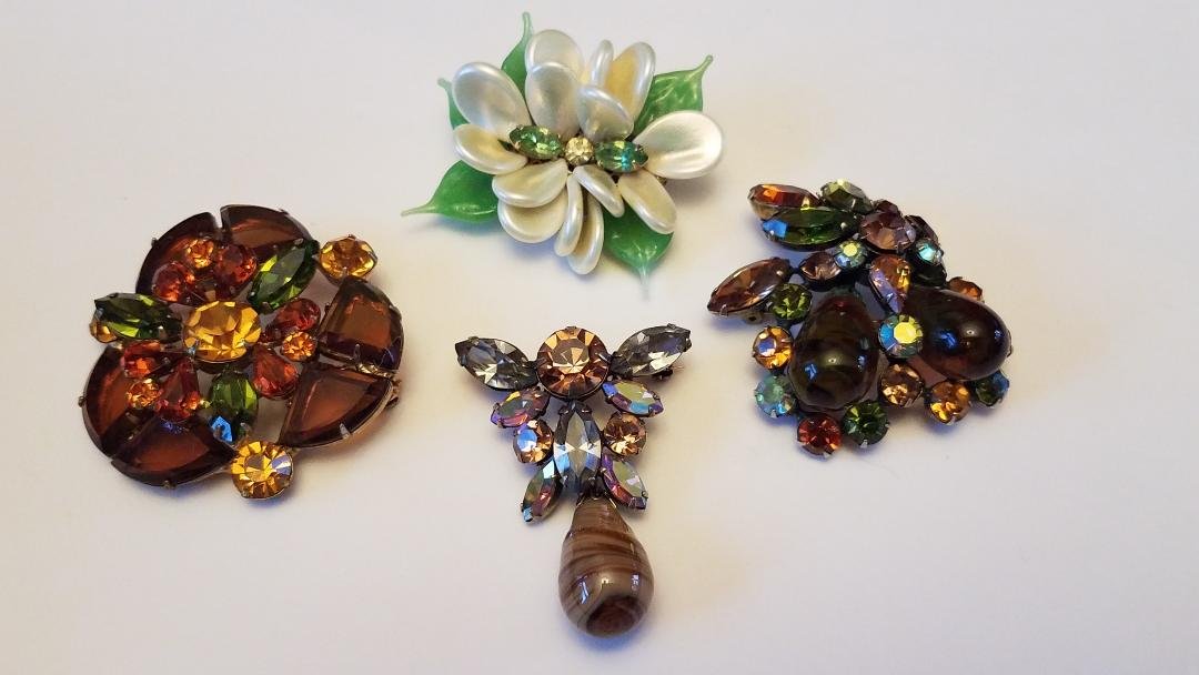Lot of 4 Vintage Regency Brooches (1 of 3)