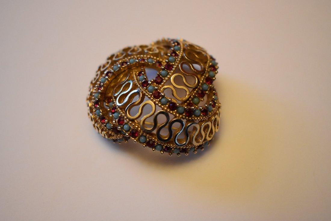 Vintage Large Boucher Rhinestone Brooch: Stunning Vintage Large Boucher Rhinestone Brooch. It measures 1.75" in diameter.