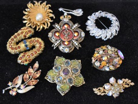 Lot of Vintage Signed Rhinestone Brooches Weiss: A Group of 9 Vintage Signed Brooches Pins including Weiss, Hollycraft, Lorenza, Monet, Lisner, Whiting and Davis, Benedikt and Ellen Kiam.