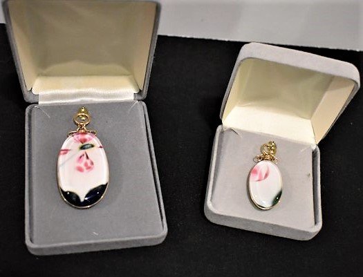 Lot of 2 Soltis Art Glass Pendants Signed: Group of 2 Soltis Art Glass Pendants, 1" and 2", both are signed.