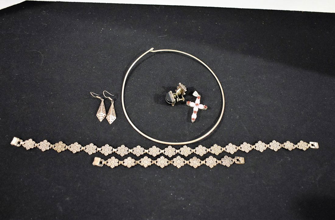 Group of Vintage Sterling Silver Jewelry: Group of Vintage Sterling Silver Jewelry, as shown