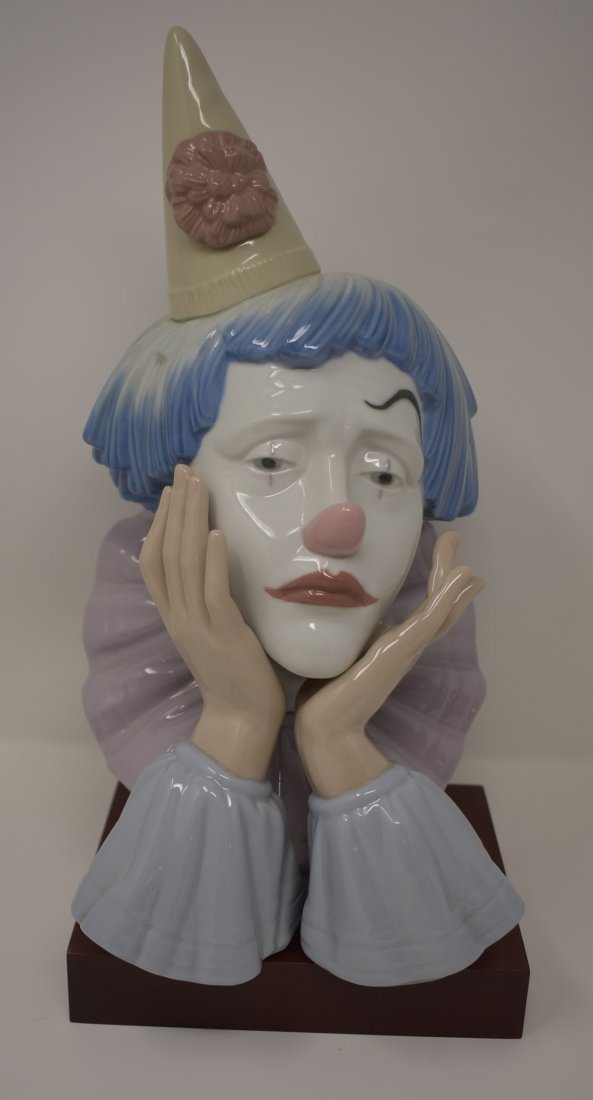 Lladro 5129 "Jester" Clown: Beautiful Lladro #5129 "Jester", measures 13" tall, in original box