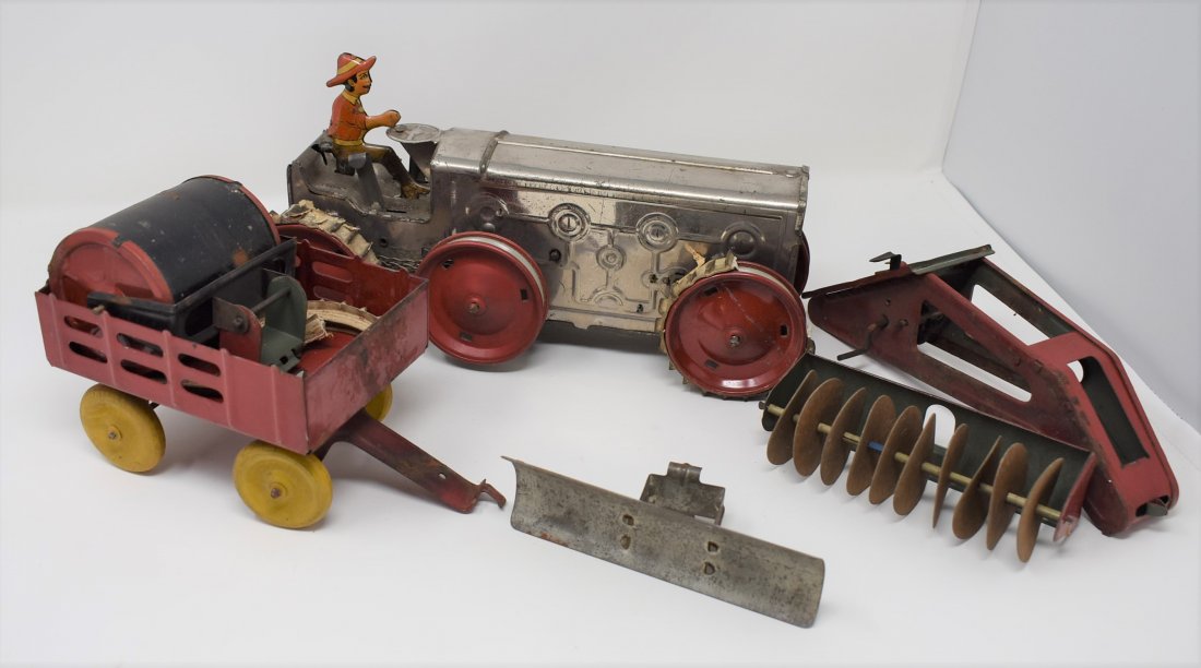 Vintage Marx Wind Up Tin Tractor w Attachments (1 of 6)