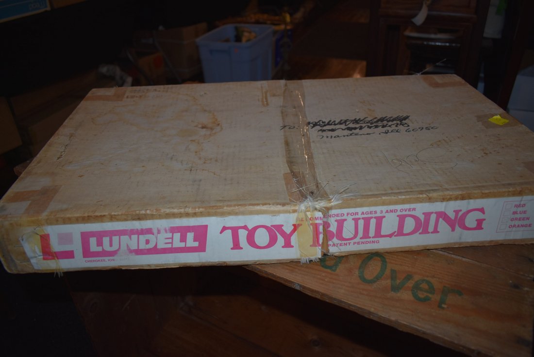 RARE Lundell Farm Toy Building: Rare Vintage Lundell Farm Toy Building, John Deere Colors, in original box