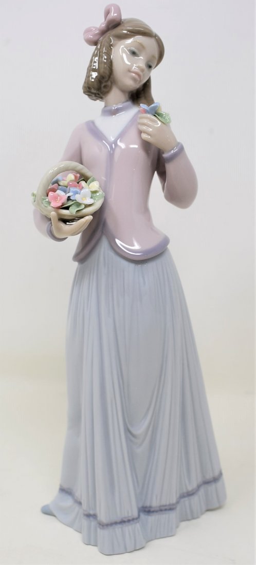 Lladro 7644 Innocence in Bloom: Lladro 7644 Innocence in Bloom - figurine looks to be in excellent shape - please see pictures