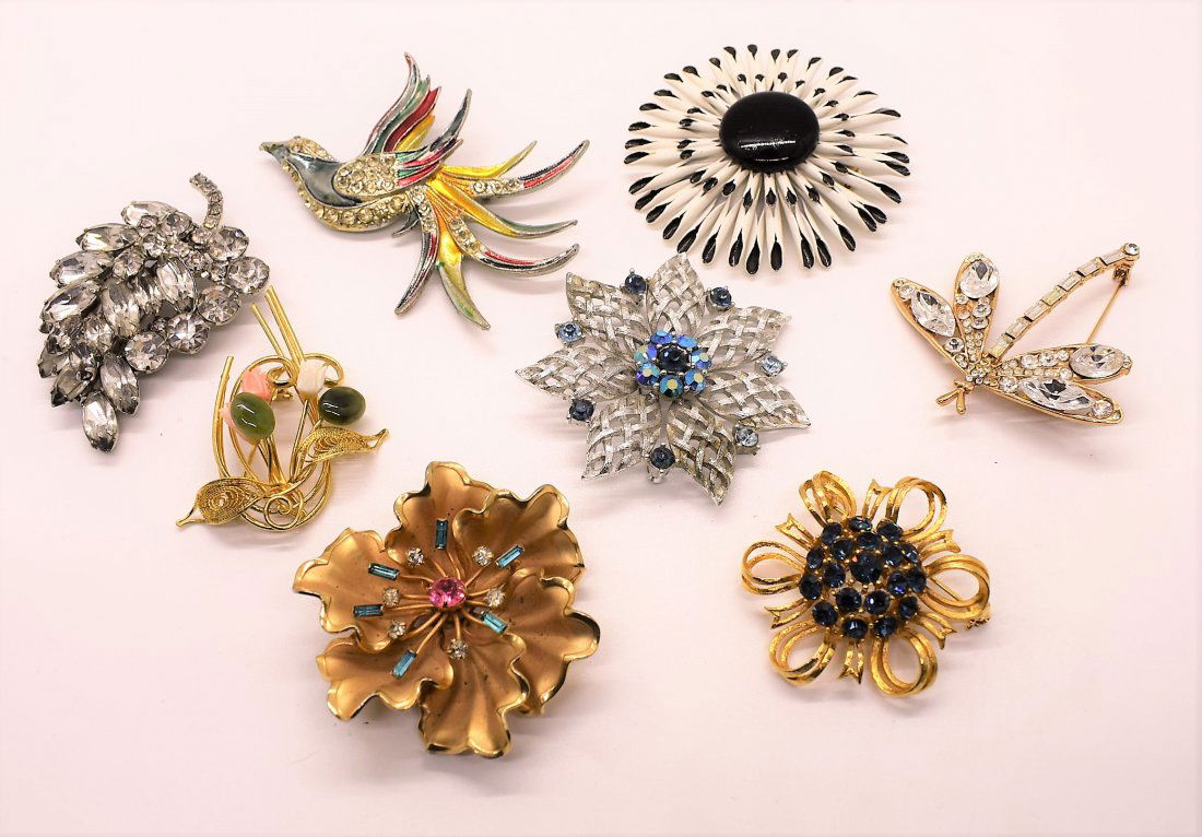 Group of 8 Vintage Brooches Pins (1 of 3)