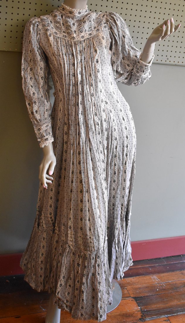 Great Victorian / Edwardian Black & White Dress: Great Victorian / Edwardian Black & White Dress - there are a few small brown spots - we have not gone over these with a magnifying glass, sorry, please see the photos - we are not clothing experts an