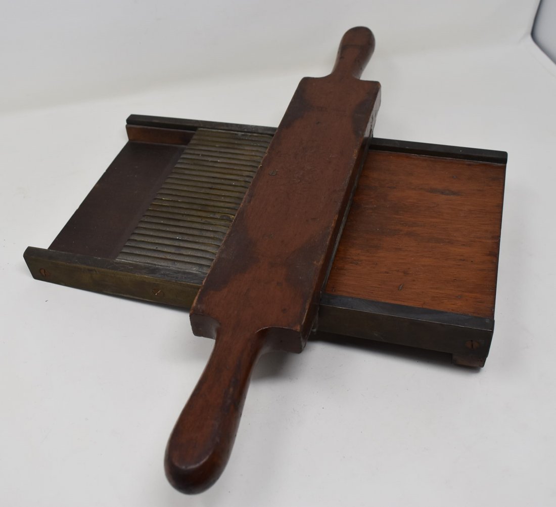 Antique S. Maw Son & Thompson Pill Roller (1 of 3)