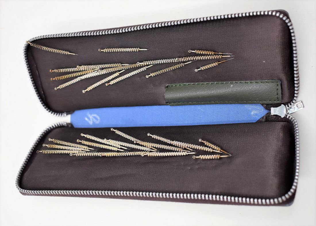 vintage acupuncture Needles Kit in case (1 of 2)