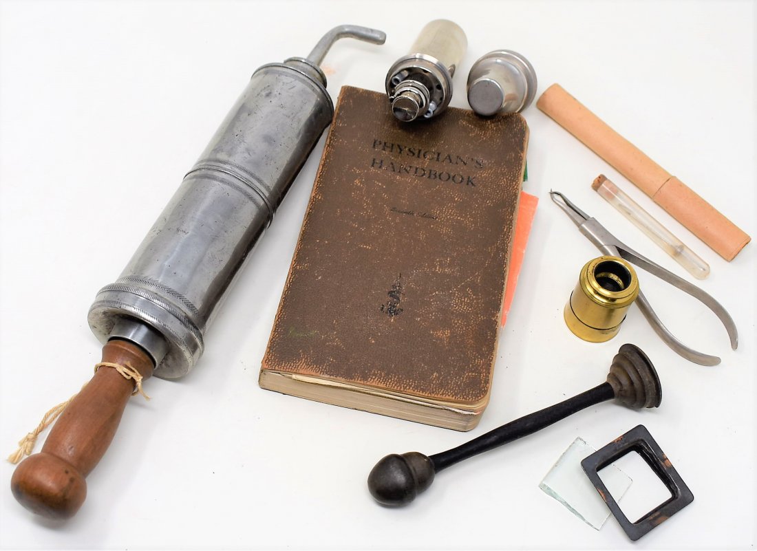 Misc. Medical Group including Book & Travel Syringe: Misc. Medical Group including Book & Travel Syringe - please see photos for the remaining contents of the lot
