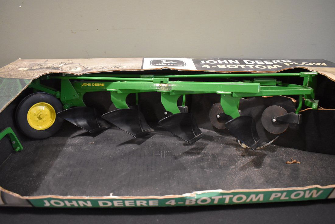 Vintage ERTL John Deere 4-Bottom Plow In Box: Vintage ERTL 1/8 Scale John Deere 4-Bottom Plow. In original box.
