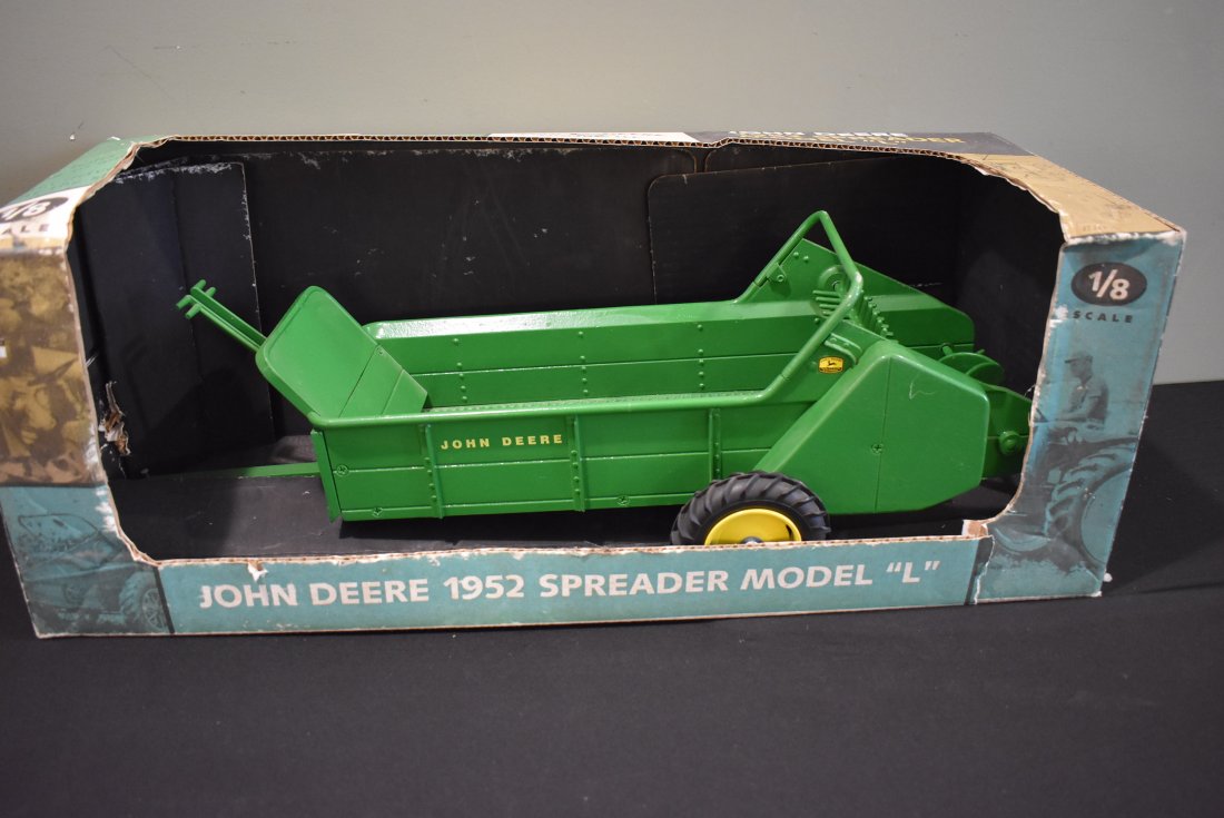 Vintage ERTL John Deere Spreader Model L in Box: Vintage 1/8 Scale ERTL John Deer 1952 Spreader Model "L", in original box.