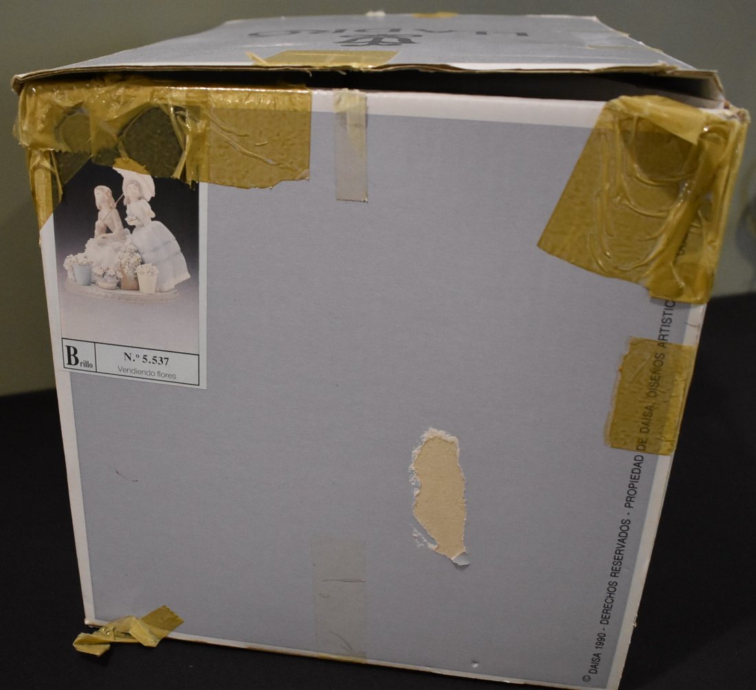 Lladro 5537 "Flowers For Sale" NEW IN BOX: Lladro 5537 "Flowers for Sale". It comes new in box, never displayed.