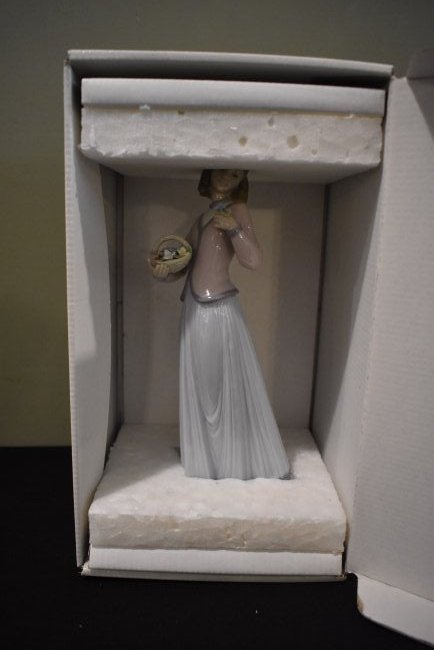 Lladro 7644 "Innocence In Bloom" NEW IN BOX: Lladro 7644 "Innocence In Bloom". It comes brand new in box, never removed.