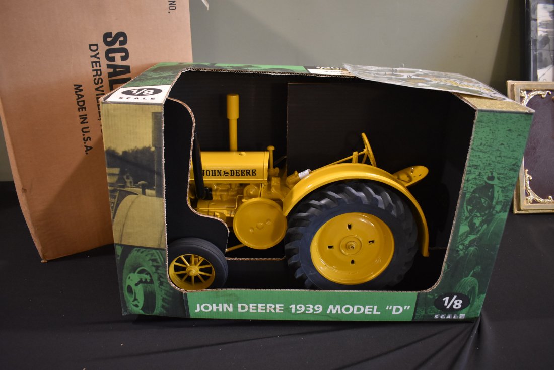 Big 1/8 Scale John Deere 1939 Model "D" Tractor NEW: 1/8 Scale John Deere 1939 Model D Tractor, new in box.