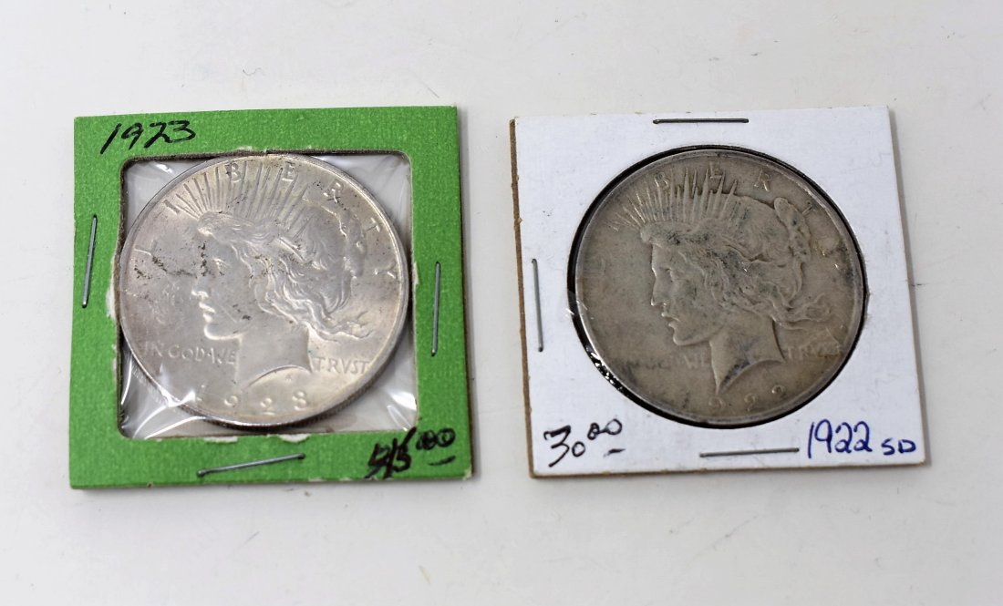 Lot of 2 Silver Peace Dollars 1922 & 1923: A Lot of 2 1oz Silver Peace Dollars, 1922 & 1923.