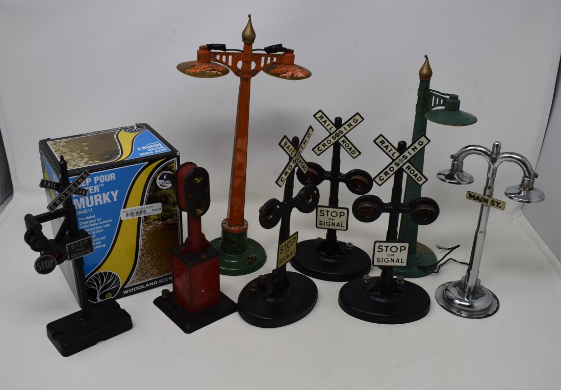 Lot of Vintage O Scale Accessories: A Lot of Vintage O Scale Accessories, as shown