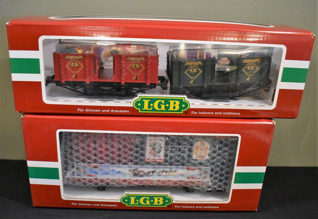 Lot of 2 LGB G Scale Christmas Cars 31440 31420: A Lot of 2 LGB G Scale Christmas Cars, 31440 Sightseeing Passenger Wagon and 31420 Beer Barrel Keg Car.