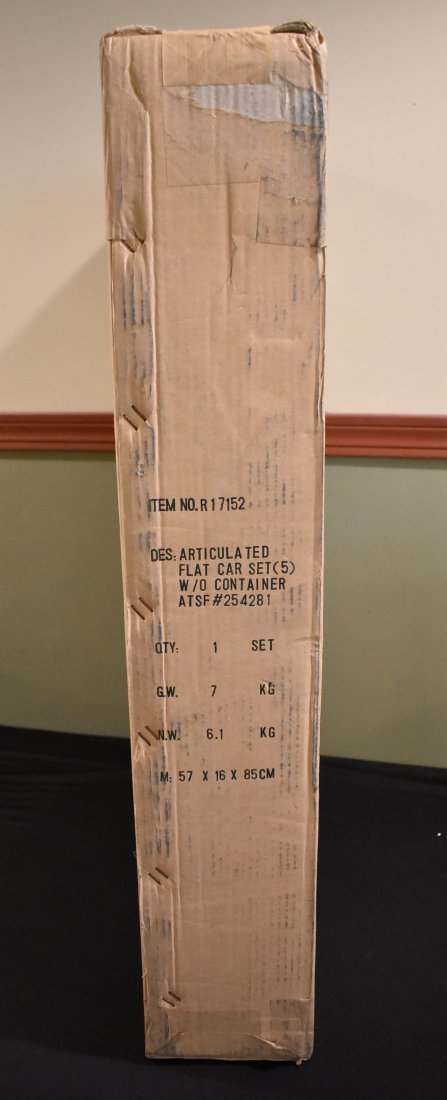 USA Trains Sealed Carton R17152 Flat Car Set ATSF: USA Trains Sealed Carton R17152 Articulated Flat Car Set (5) w/o Container, ATSF #254281