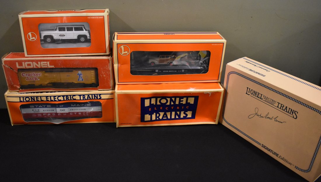 Lot of 7 Assorted Lionel Items: A Lot of 7 Assorted O Scale Lionel Items, in boxes, as shown.
