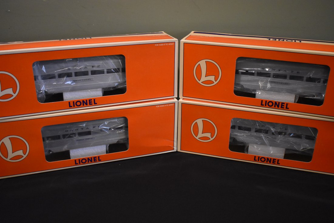4 Lionel ATSF Passenger Cars (1 of 4)