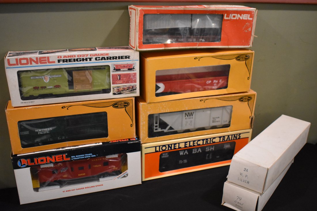 Lot of 9 Assorted Lionel Cars: Lot of 9 Assorted Lionel Cars, as shown