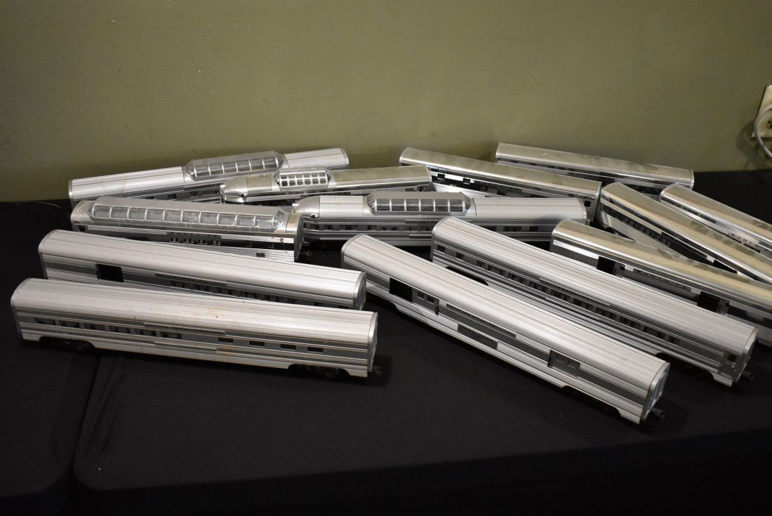 13 Lionel Santa Fe Aluminum Streamlined Passenger Cars (1 of 3)