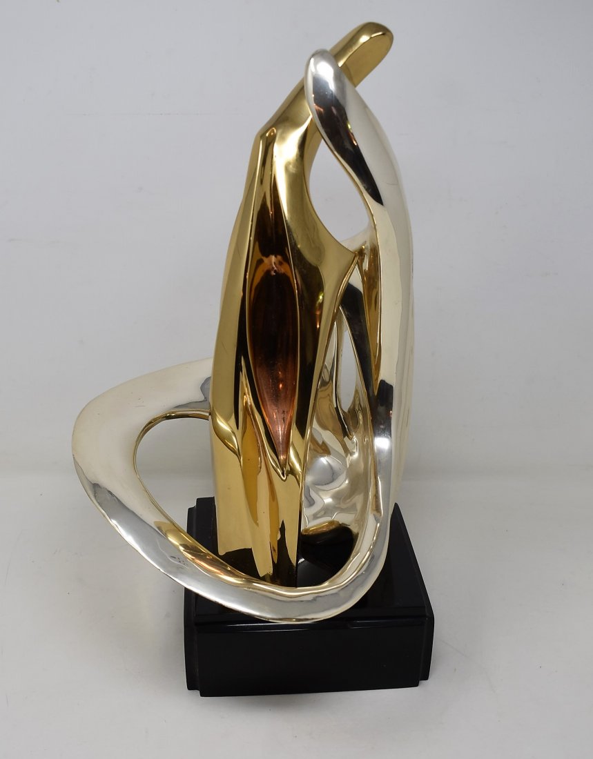 Modern Metal Sculpture Gold: Modern Metal sculpture, measures 15" tall, unsigned