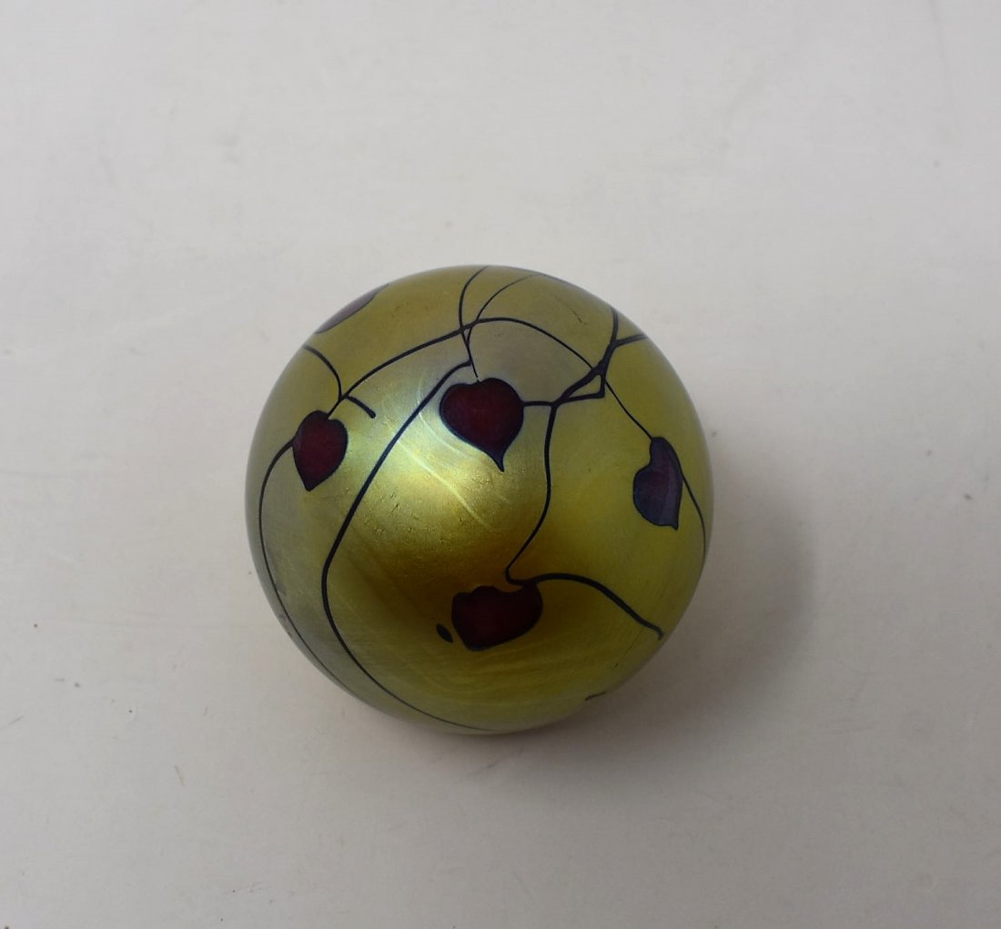 1986 Lundberg Hearts & Vines Art Glass Paperweight: Vintage 1986 Lundberg Studios Hearts & Vines Art Glass Paperweight, measures 2.25" in diameter