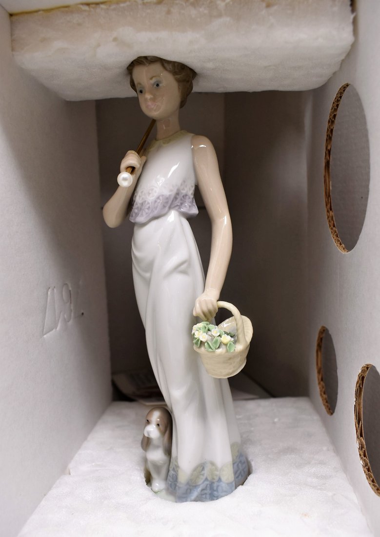 Lladro 7617 "Garden Classic" NEW IN BOX: Lladro 7617 "Garden Classic", comes brand new in box.