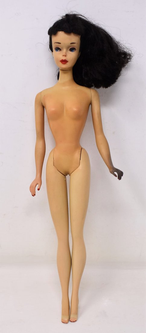 Vintage #3 Brunette Barbie: Vintage #3 Brunette Barbie. Has some wear, discoloration to hand. Please see photos