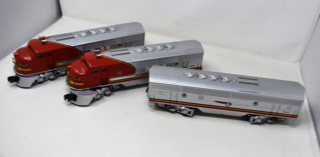 Lionel Satna Fe Locomotive Set 8100, 8101, 8102: Lionel Santa Fe Locomotive 3 Car Set, 8100, 8101 and 8102. All are pre-owned and untested.