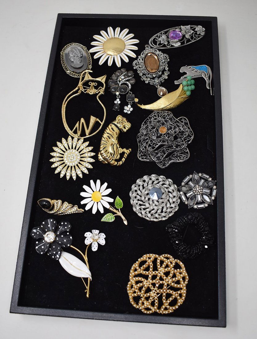 Lot of 18 Contemporary Brooches Pins: A Group of 18 Contemporary Brooches