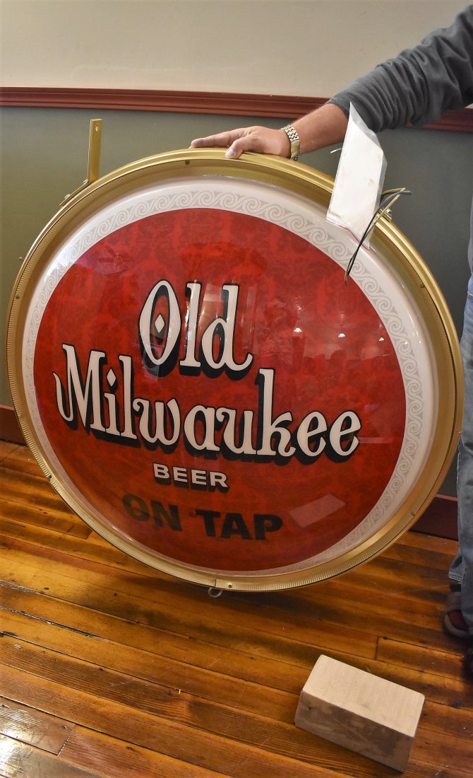 BIG Vin Old Milwaukee Beer Circular Button Light Sign (1 of 10)