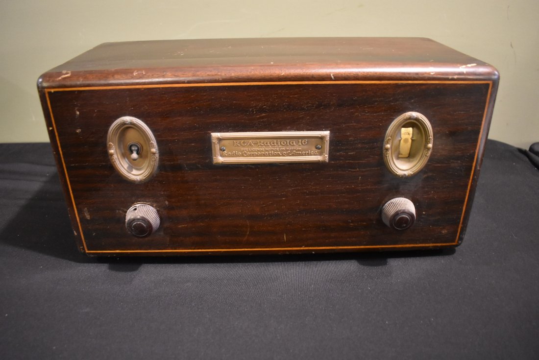 Vintage RCA Radiola 16 Tube Radio (1 of 5)