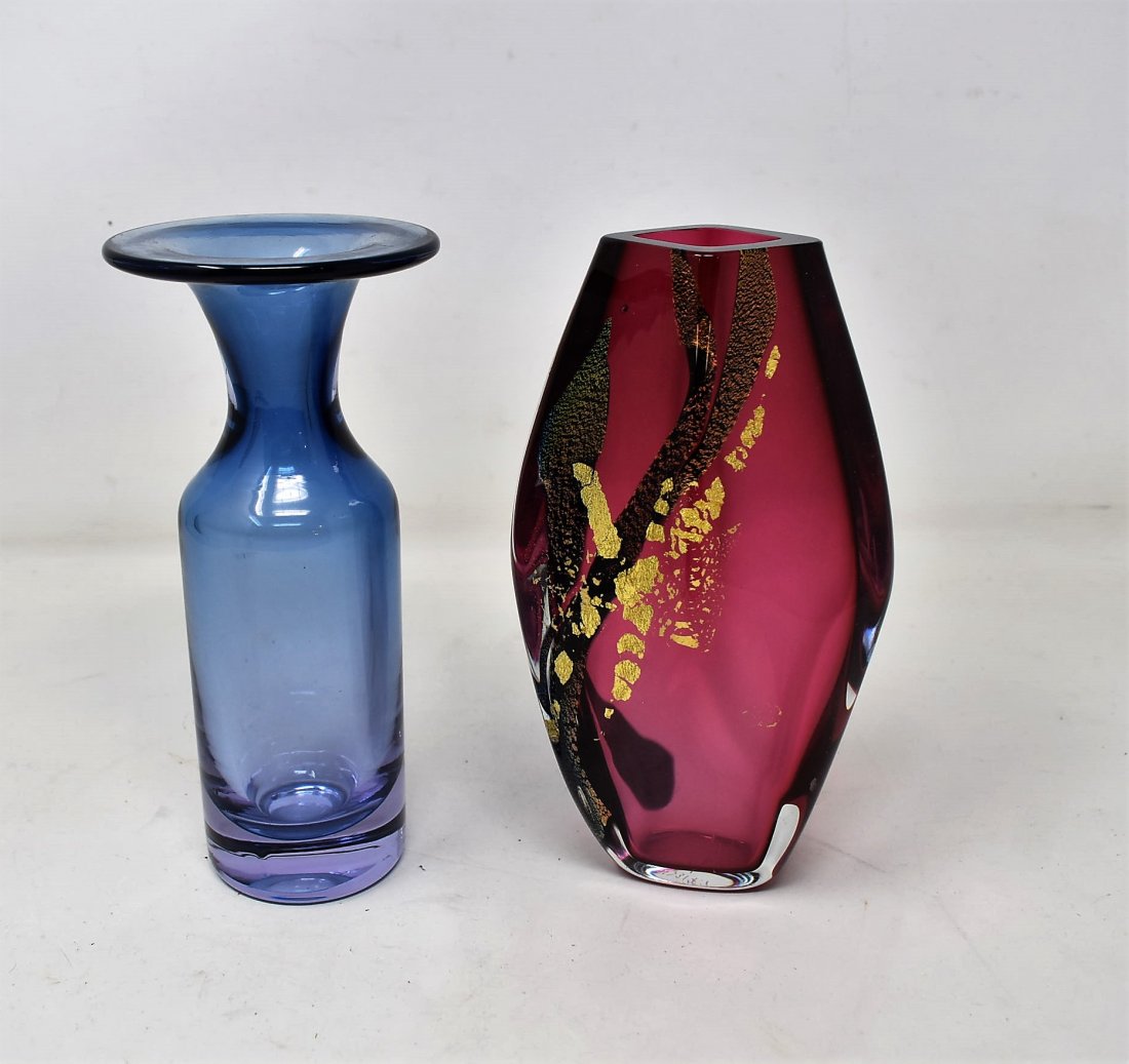 2 Pieces of Modern Art Glass: 2 Modern Art Glass Vases, measuring 6.5"
