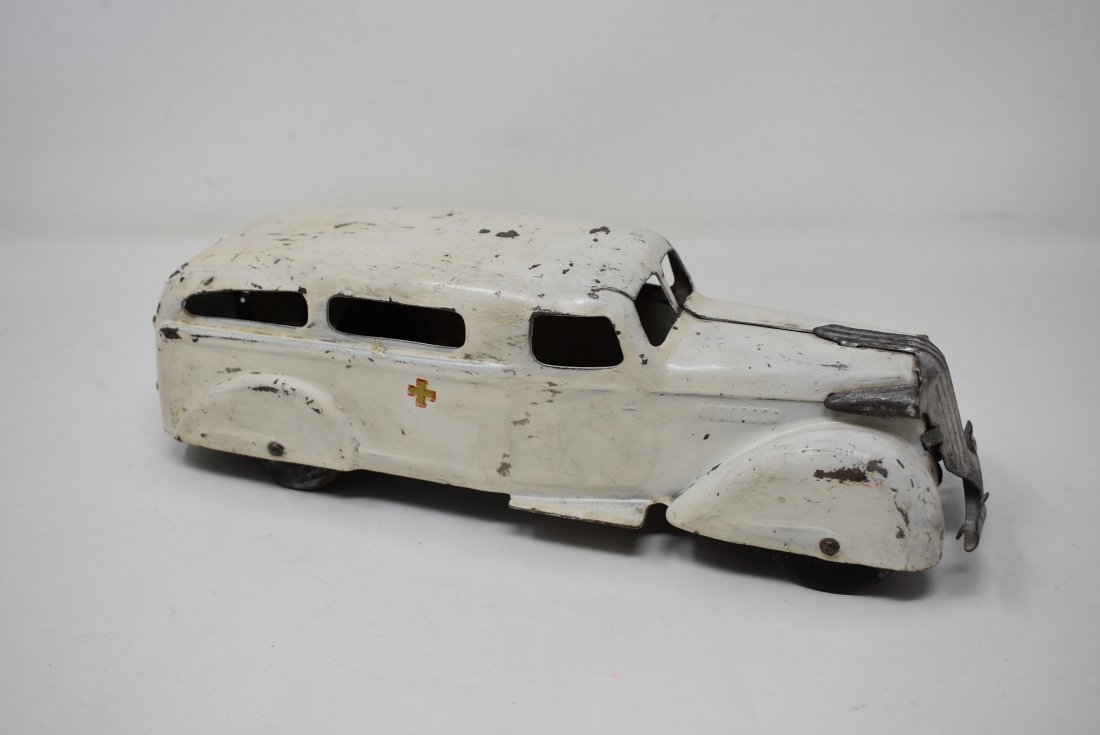 Vintage Wyandotte Tin Ambulance (1 of 6)