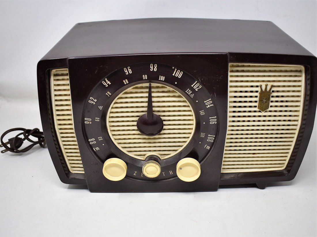 Vintage Zenith S-22922 Radio (1 of 2)