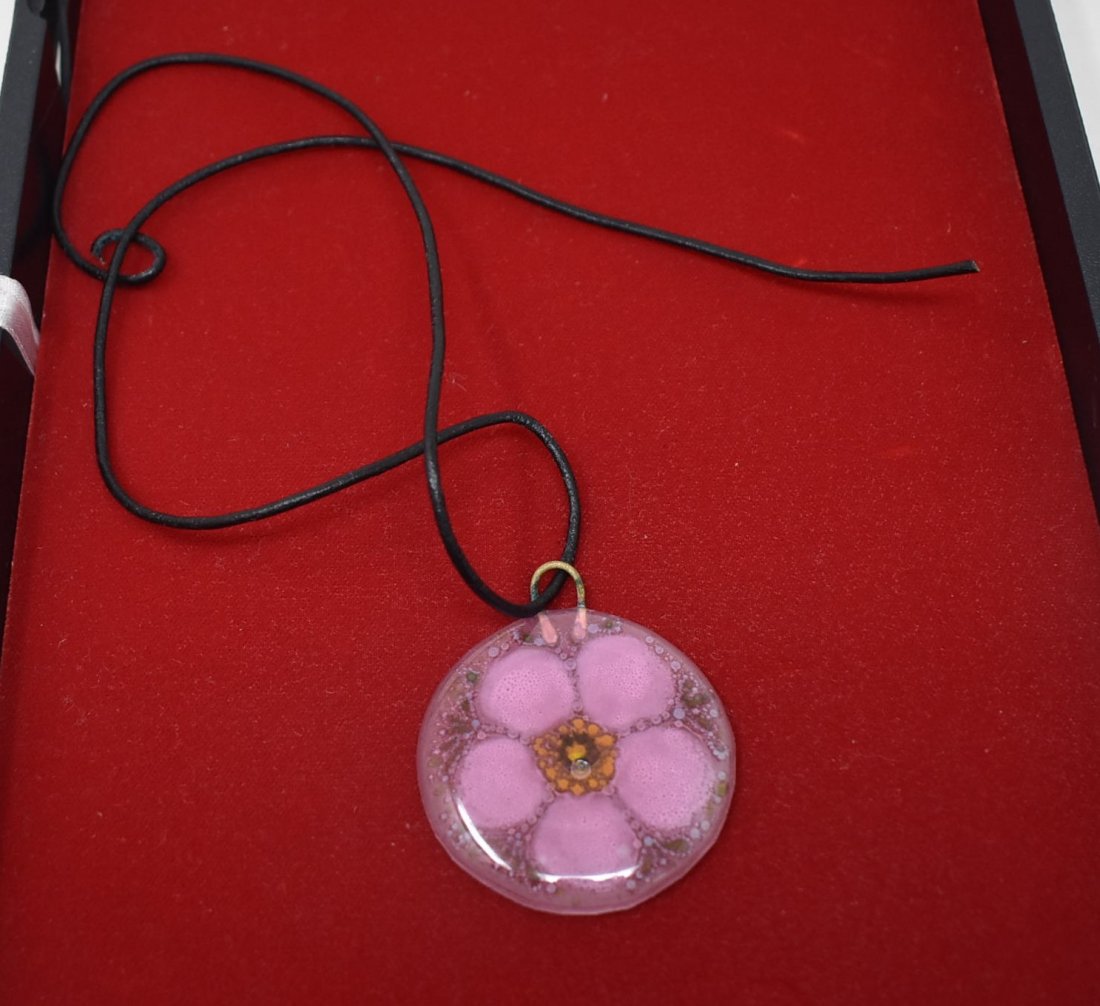 Higgins Art Glass Pendant Necklace Flower: Higgins Art Glass Pendant Necklace, Flower. It measures 2" in diameter and is signed. In excellent condition.