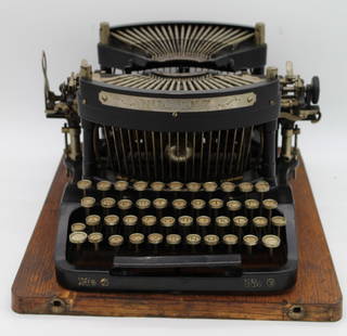 WILLIAMS NO. 6 TYPEWRITER.: WILLIAMS NO. 6 TYPEWRITER. No. 43664, with grasshopper action, wood base and metal cover - cover has dings and dents - appears to be in working order.